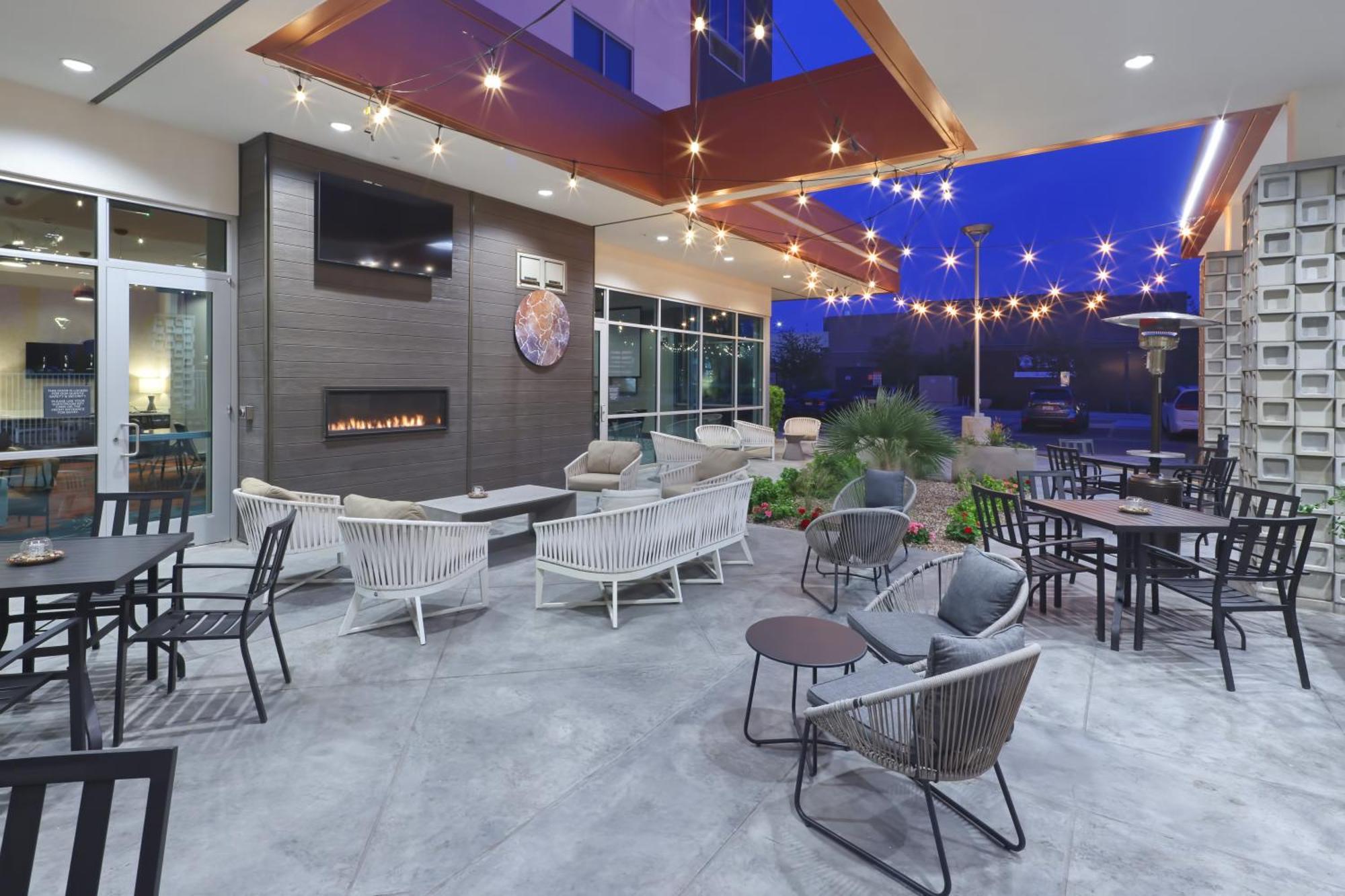 Hilton Garden Inn Chandler Downtown Экстерьер фото